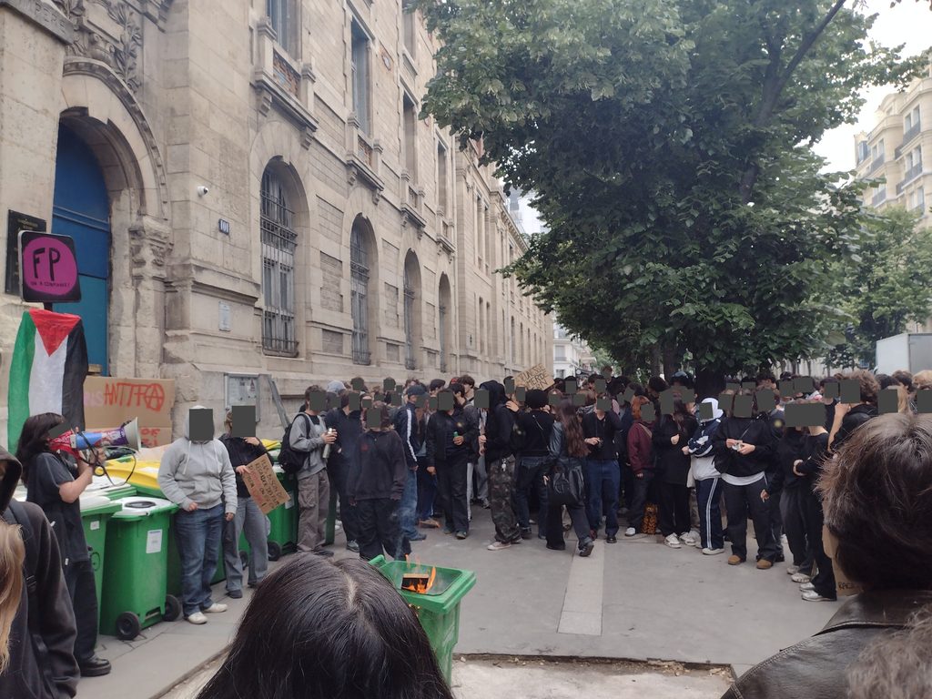 Manifestation_lyceenne_spontanee_du_mardi_11_juin_2024_depart_lycee_Voltaire-1024x768.jpg